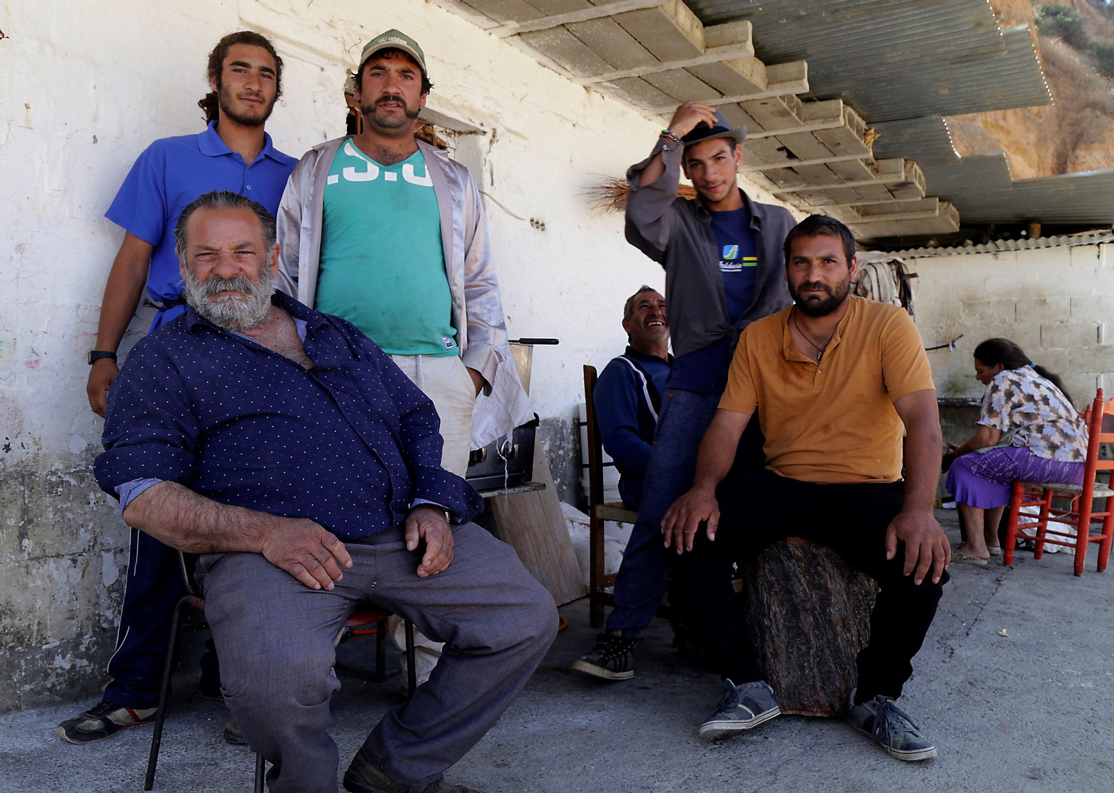 Juan Manuel "El Canuto " (d), posa en su  casa rodeado por  familiares.