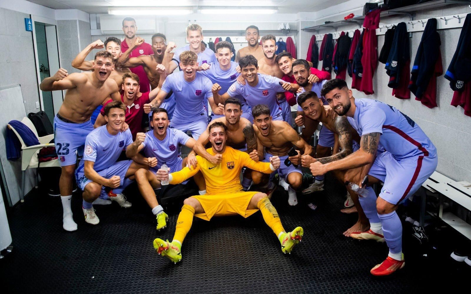 Los jugadores del Barcelona B celebran el triunfo en Sabadell, el primero de la temporada