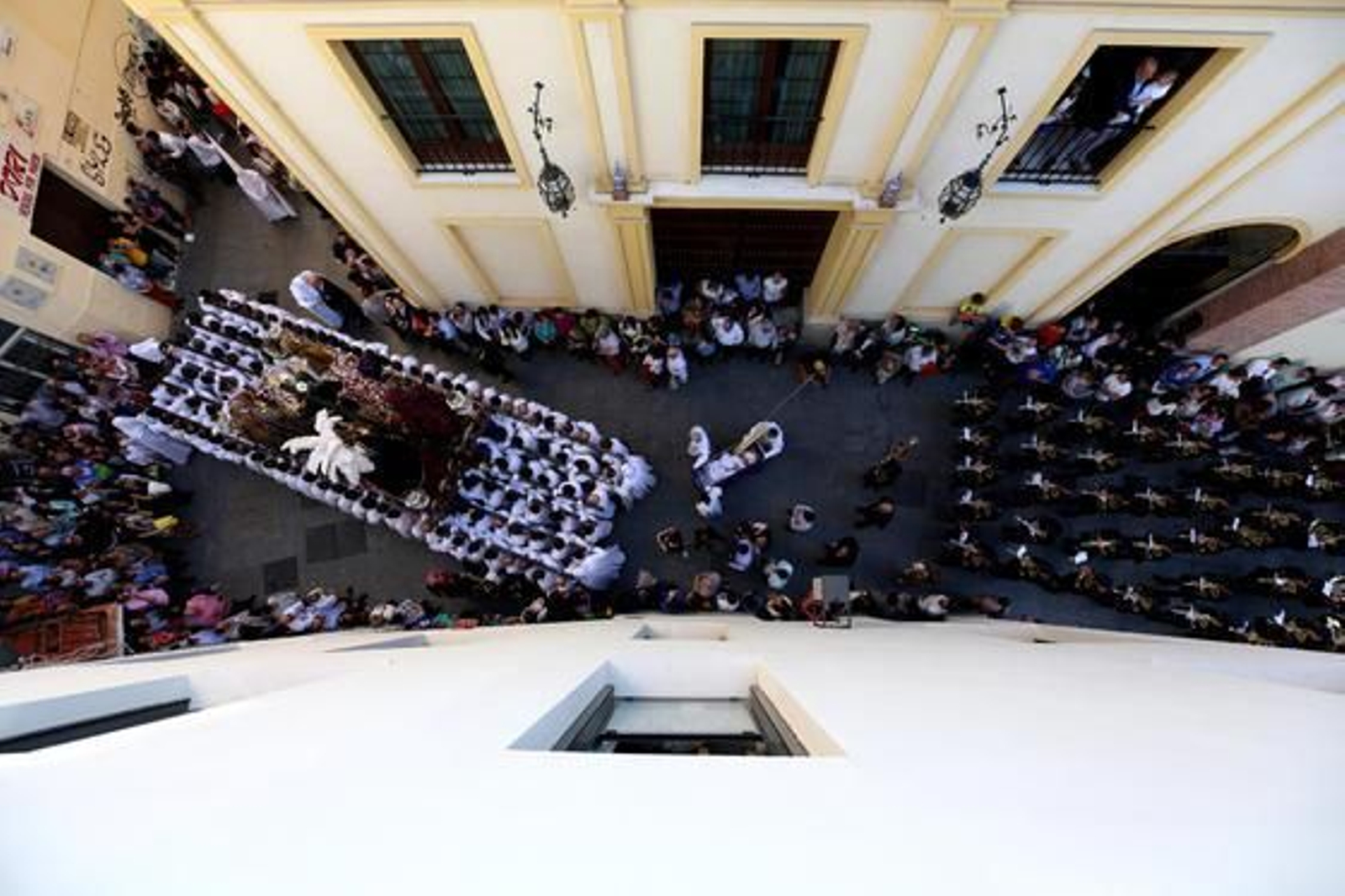 Frente a la casa hermandad de las Penas, la cofradía de San Felipe gira hacia Pozos Dulces don destino a la Alameda.

Foto: Marilu Báez / L. M. Gómez Pozo