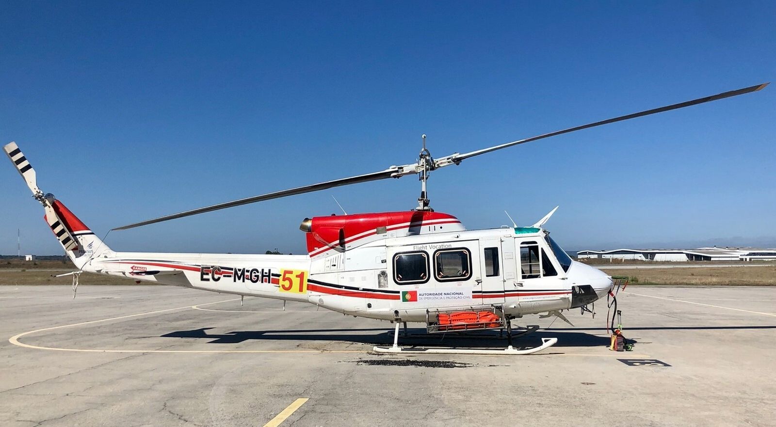 Helicóptero Bell de Portugal con el que trabaja Pegasus.