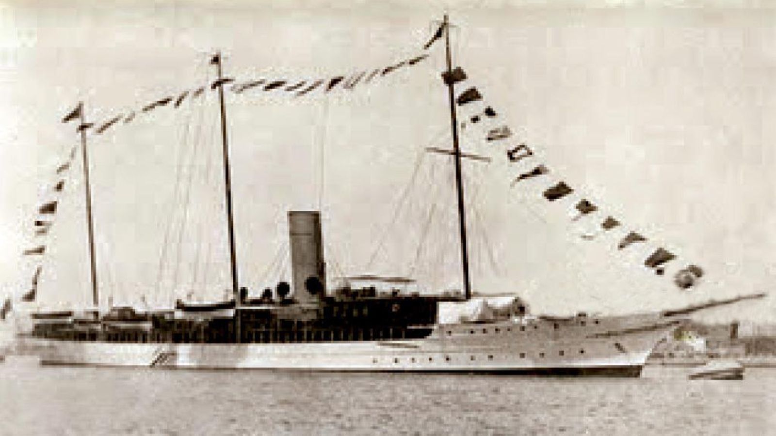 El yate real 'Giralda' haciendo aguada en el puerto de Algeciras hacia 1912.