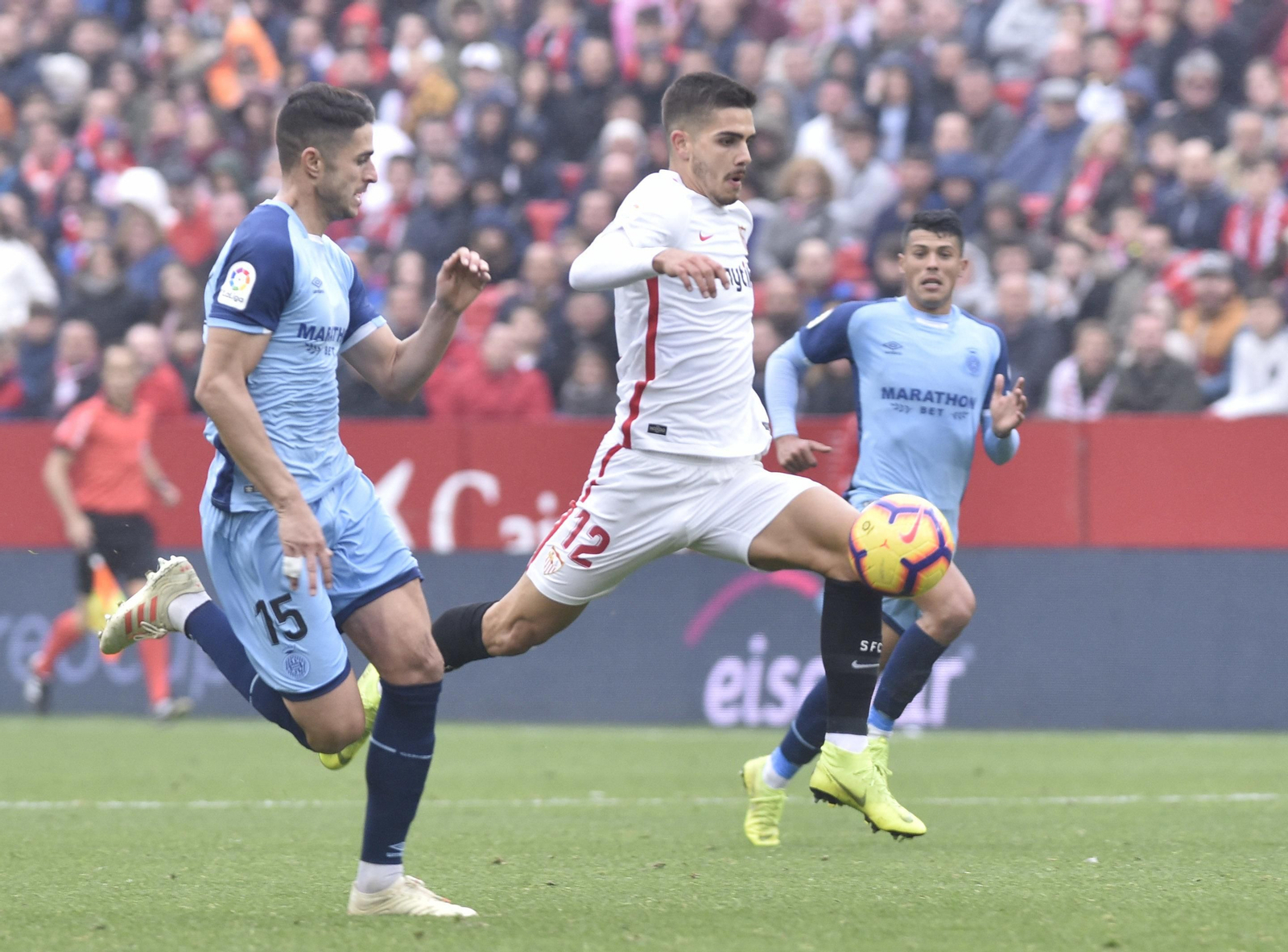 El delantero sevillista Andre Silva trata de marcharse del central Juanpe.