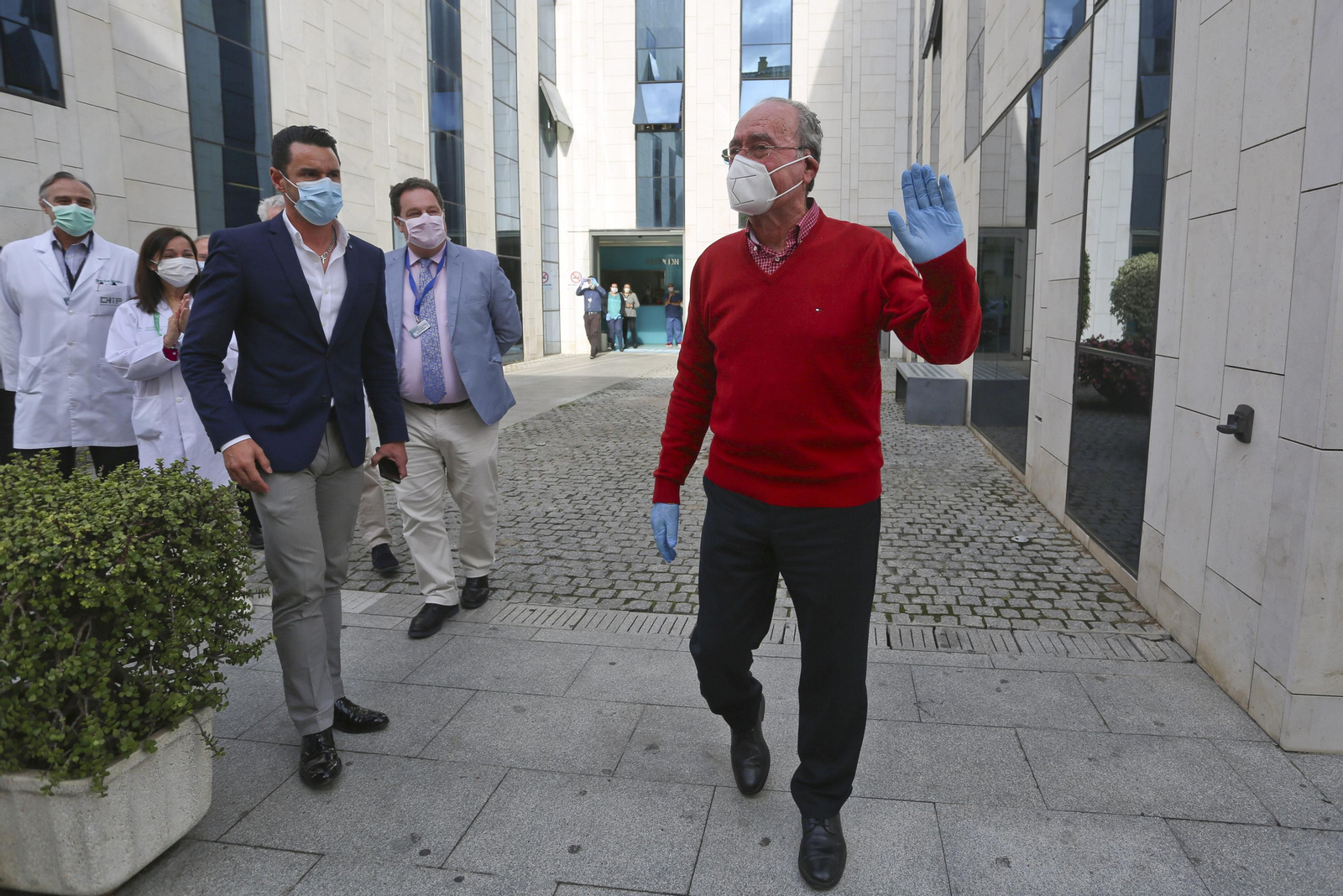 Las fotos del alcalde de Málaga a la salida del hospital junto al equipo médico