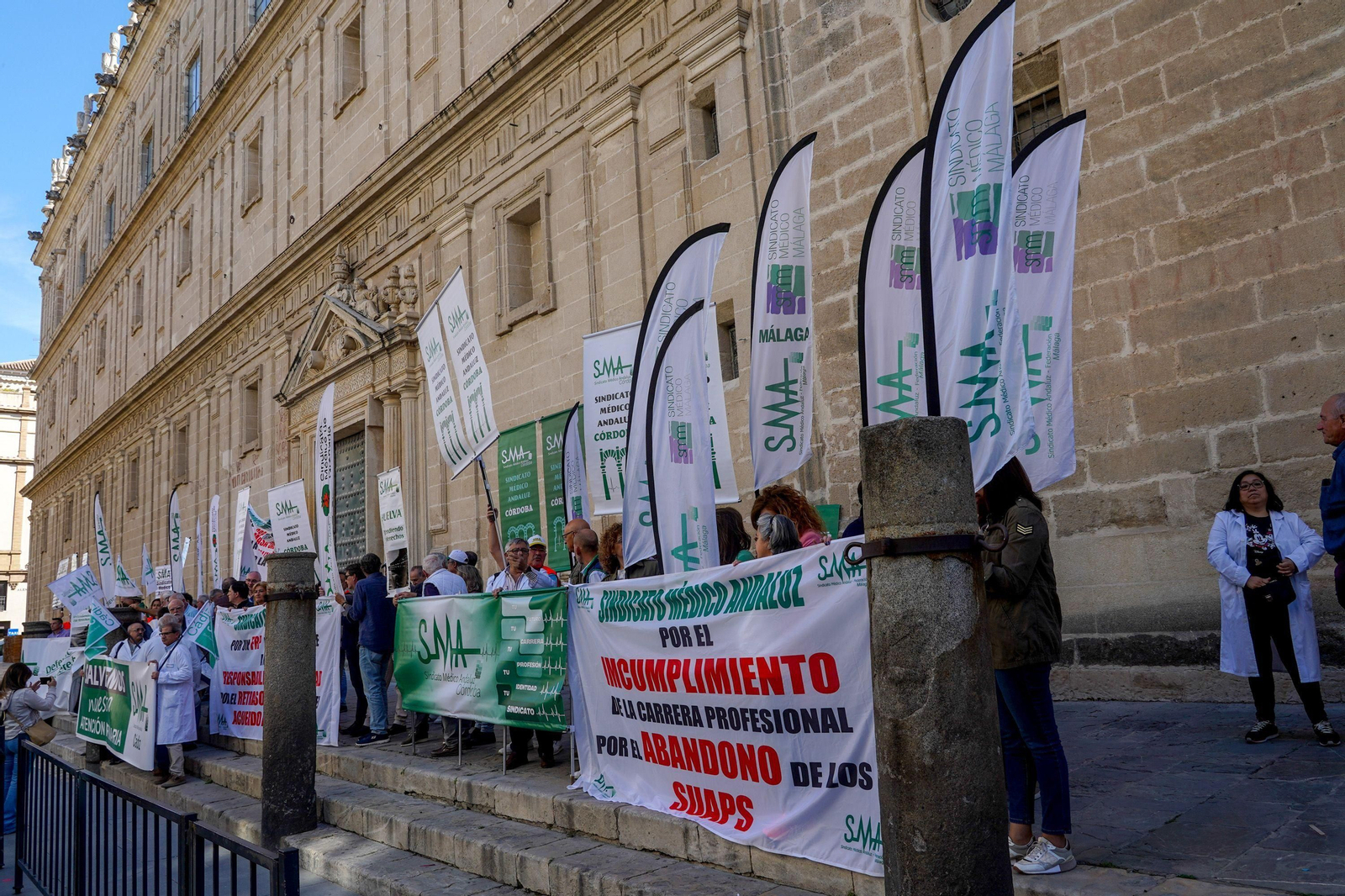 Protesta de profesionales del Sindicato Médico ante la sede de la Consejería de Salud. Protesta de profesionales del Sindicato Médico ante la sede de la Consejería de Salud.