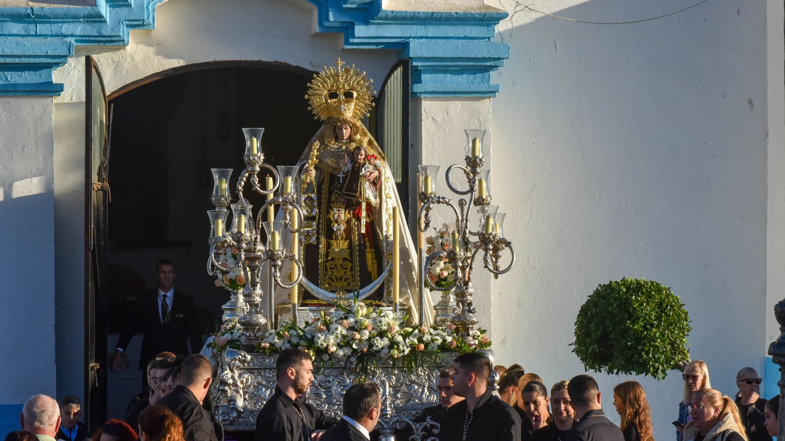La procesión de la Virgen del Carmen en La Línea por el día de Todos los Santos, en imágenes