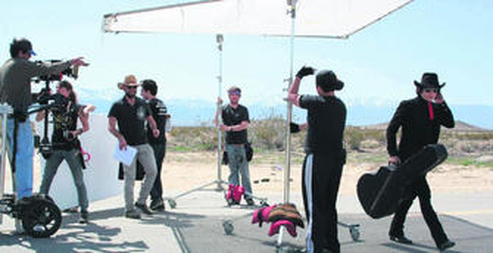 Una pausa en el rodaje del clip, con Alexis Morante a la izquierda con sombrero y Enrique Bunbury a la derecha.