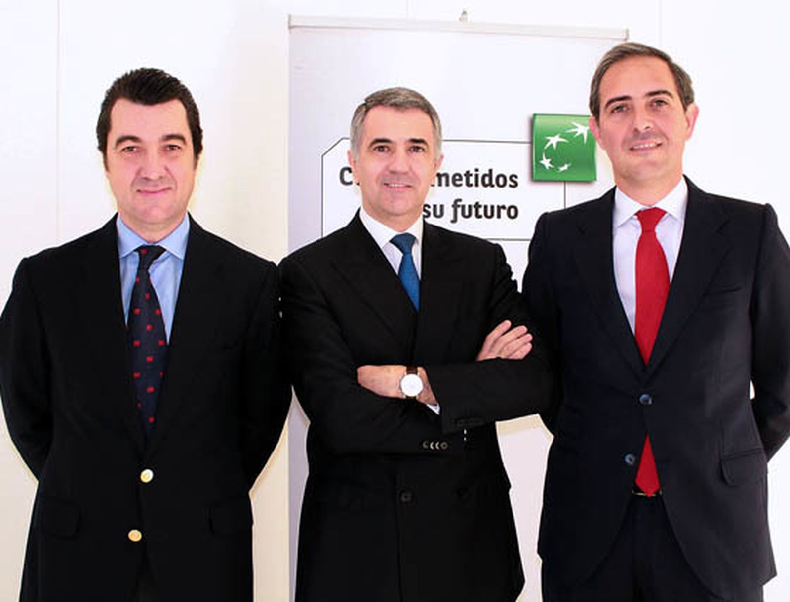 Álvaro del Río (director en Sevilla) y José Luis López-Hermida, ponente del foro, ambos de BNP Paribas Wealth Management, con Carlos Rapallo, socio del Departamento de Mercantil de Garrigues Sevilla.  Foto: Victoria Ramírez