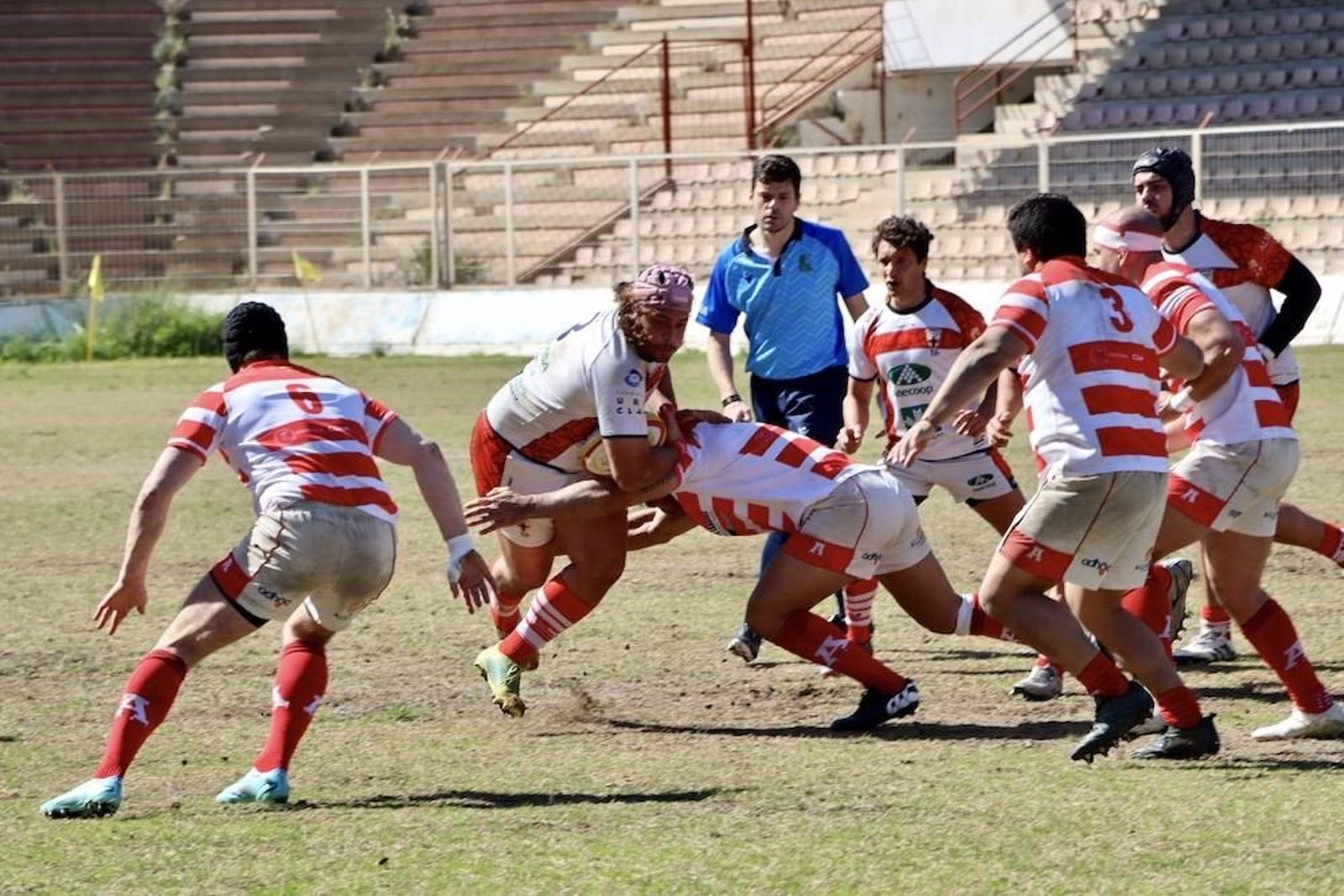 Un jugador del conjunto cruzado trata de sortear un placaje rival.