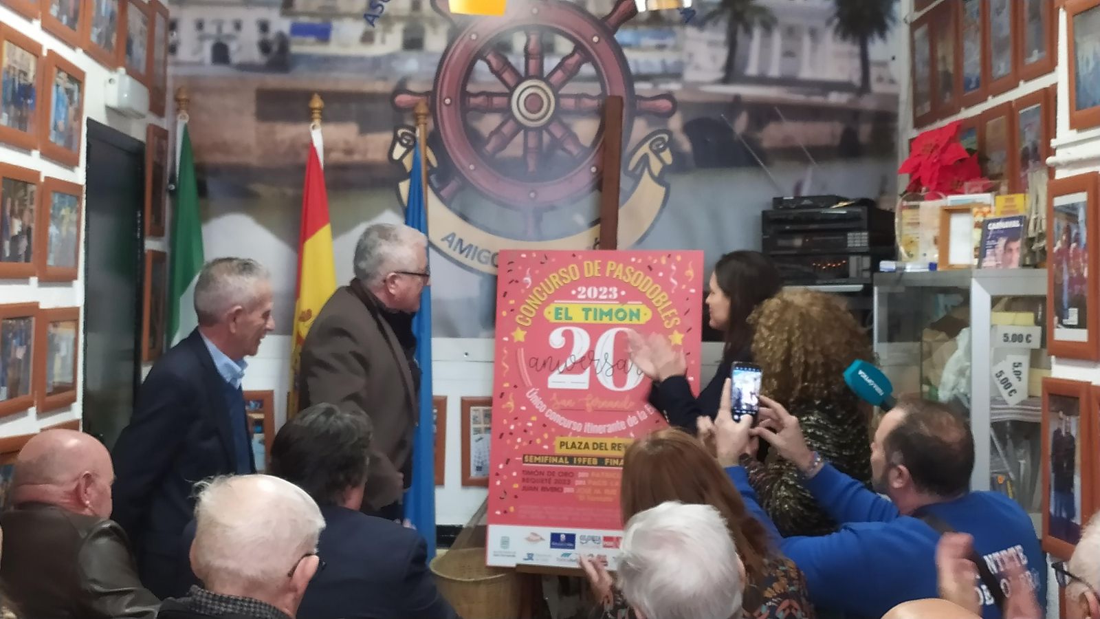 Momento en el que se descubre el cartel del concurso de pasodobles de la peña El Timón.