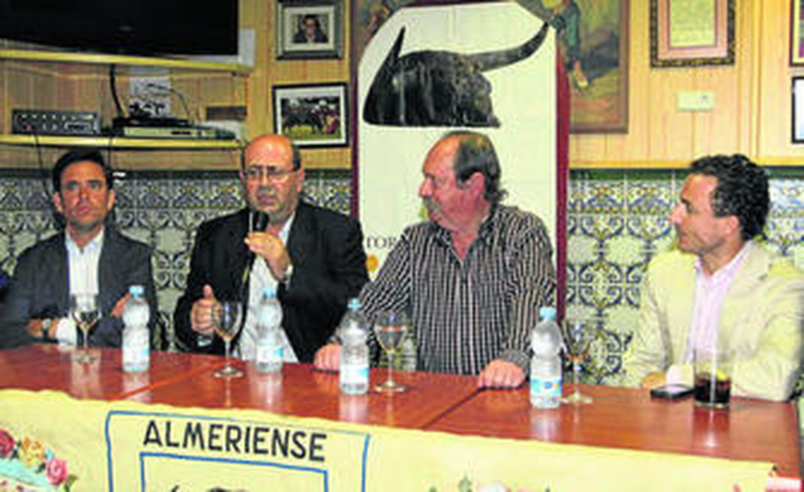 Eduardo Dávila Miura, Juan Aguilera, Juan Gómez y el torero Rafaelillo durante la charla.