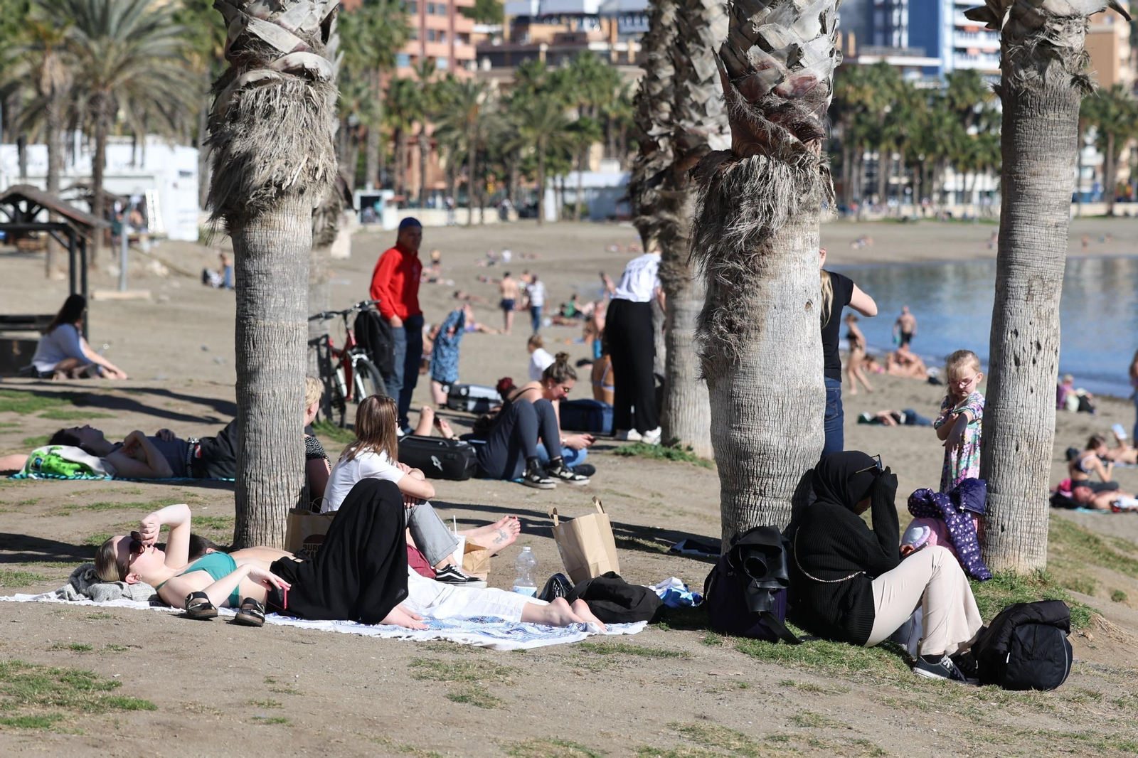 Enero y... día de playa en Málaga: la subida de las temperaturas deja estas imágenes Enero y... día de playa en Málaga: la subida de las temperaturas deja estas imágenes