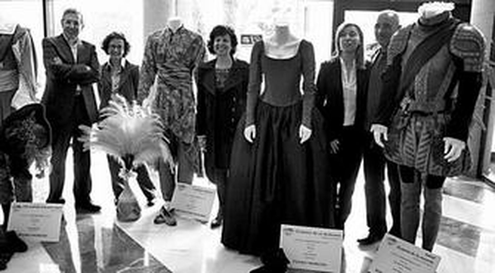 Ascensión Rodríguez junto a Mar Zubieta, Luis Cortés e Isabel Román con los trajes expuestos.