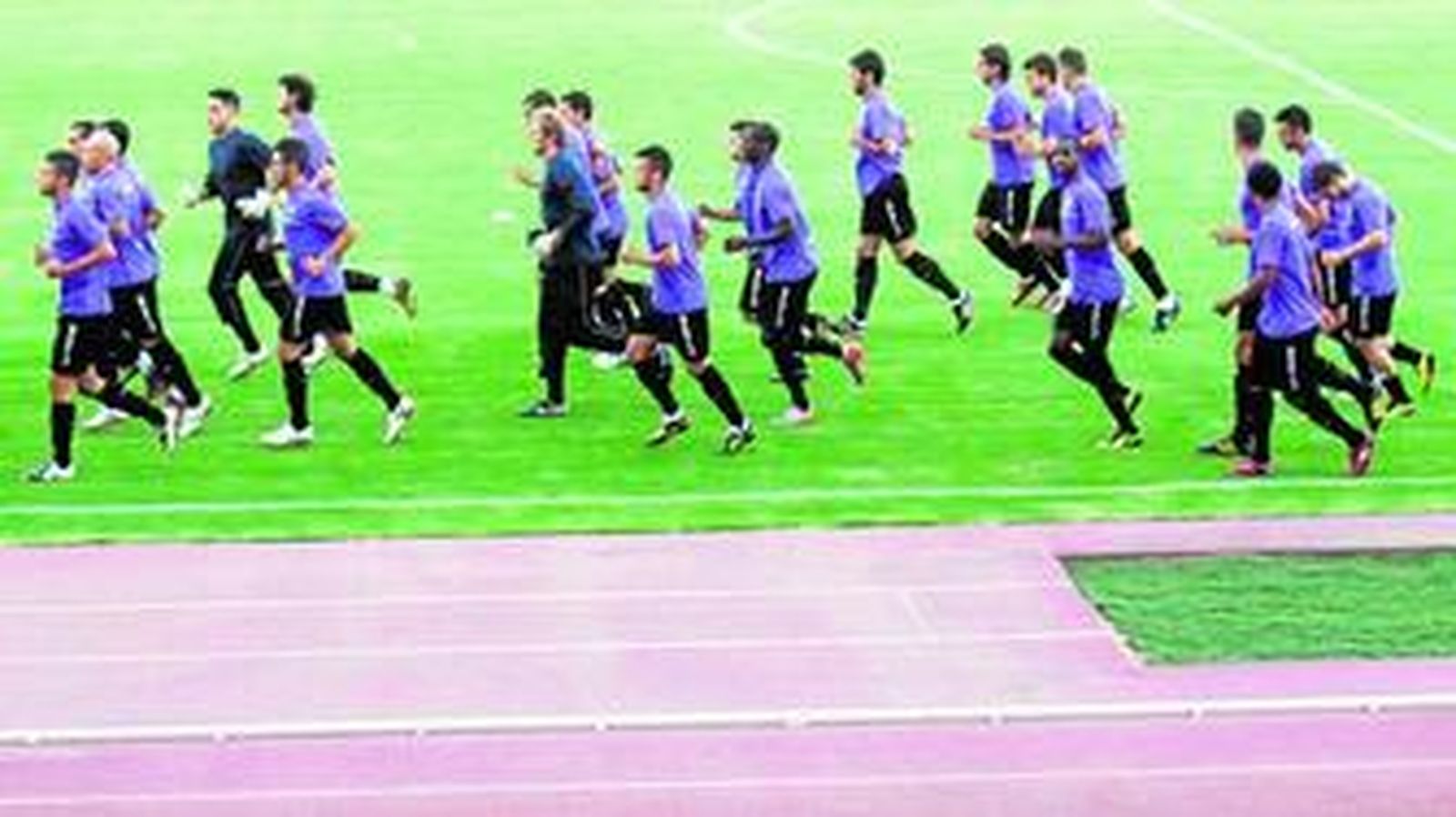 Los jugadores del Málaga realizan carrera continua en el estadio de atletismo, ayer.