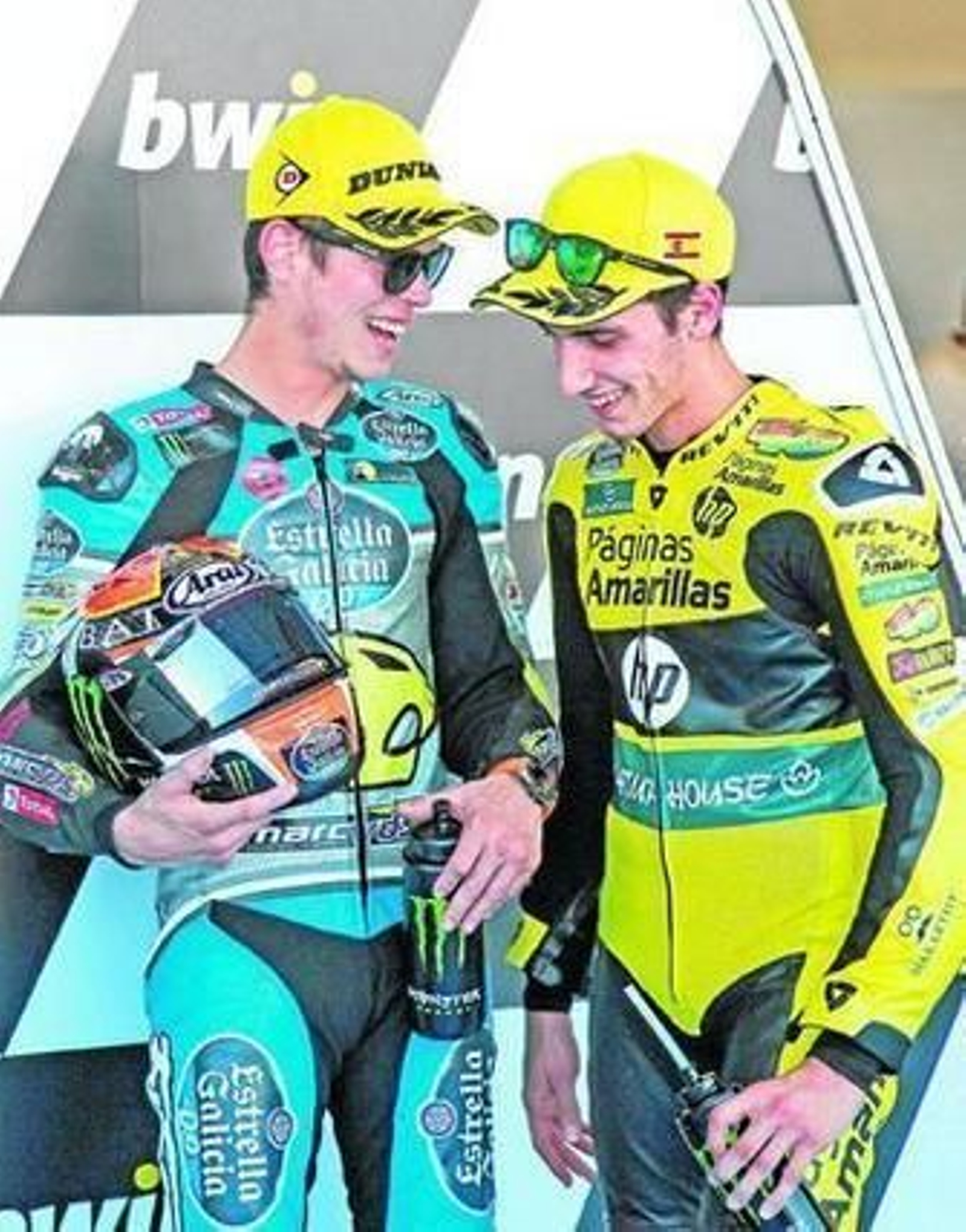 Tito Rabat y Álex Rins sonríen después de firmar la 'pole' y el segundo mejor tiempo, respectivamente.