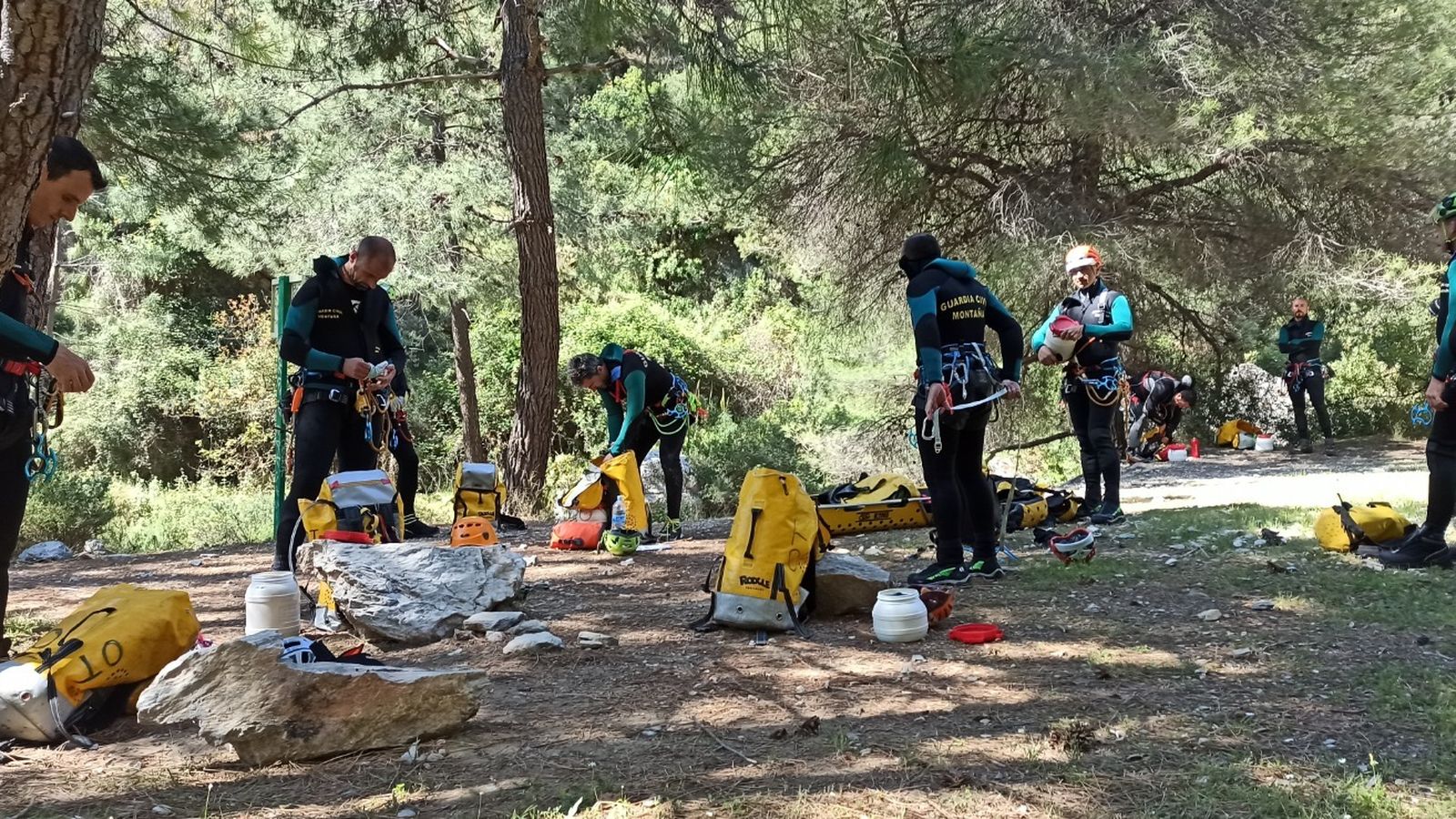 Con casco y arnés rojos, al fondo, Óscar Garrido se prepara para emprender la senda.