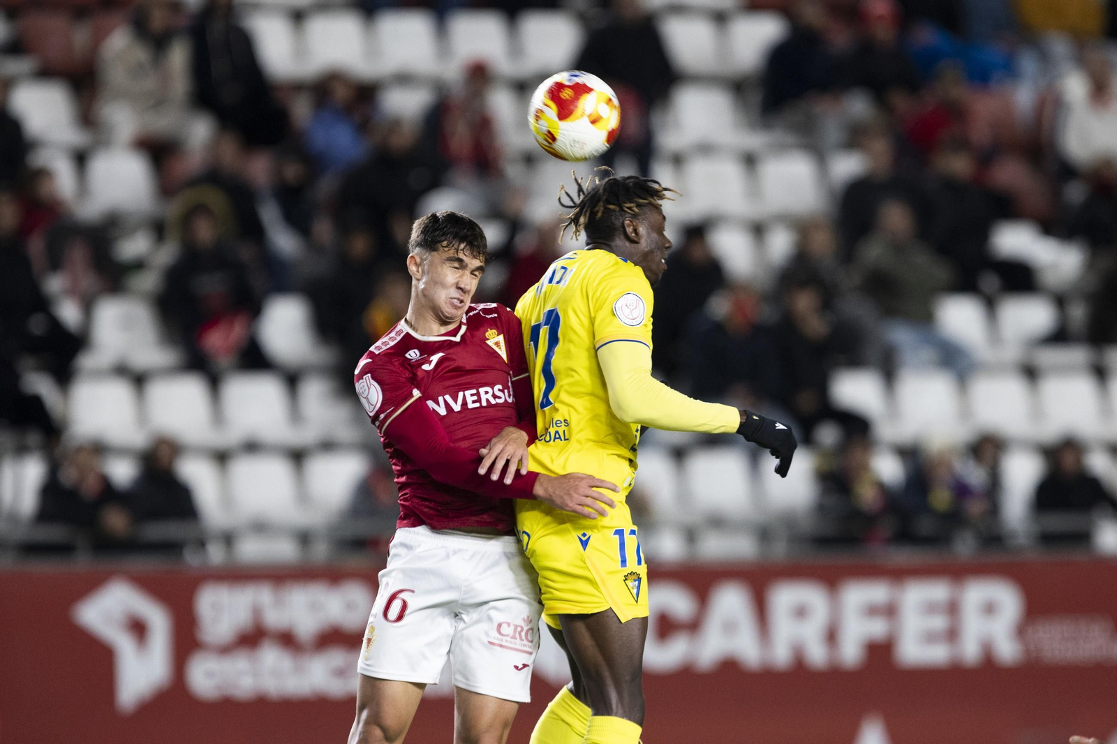 Dawda cabecea el balón en el partido Real Murcia-Cádiz.