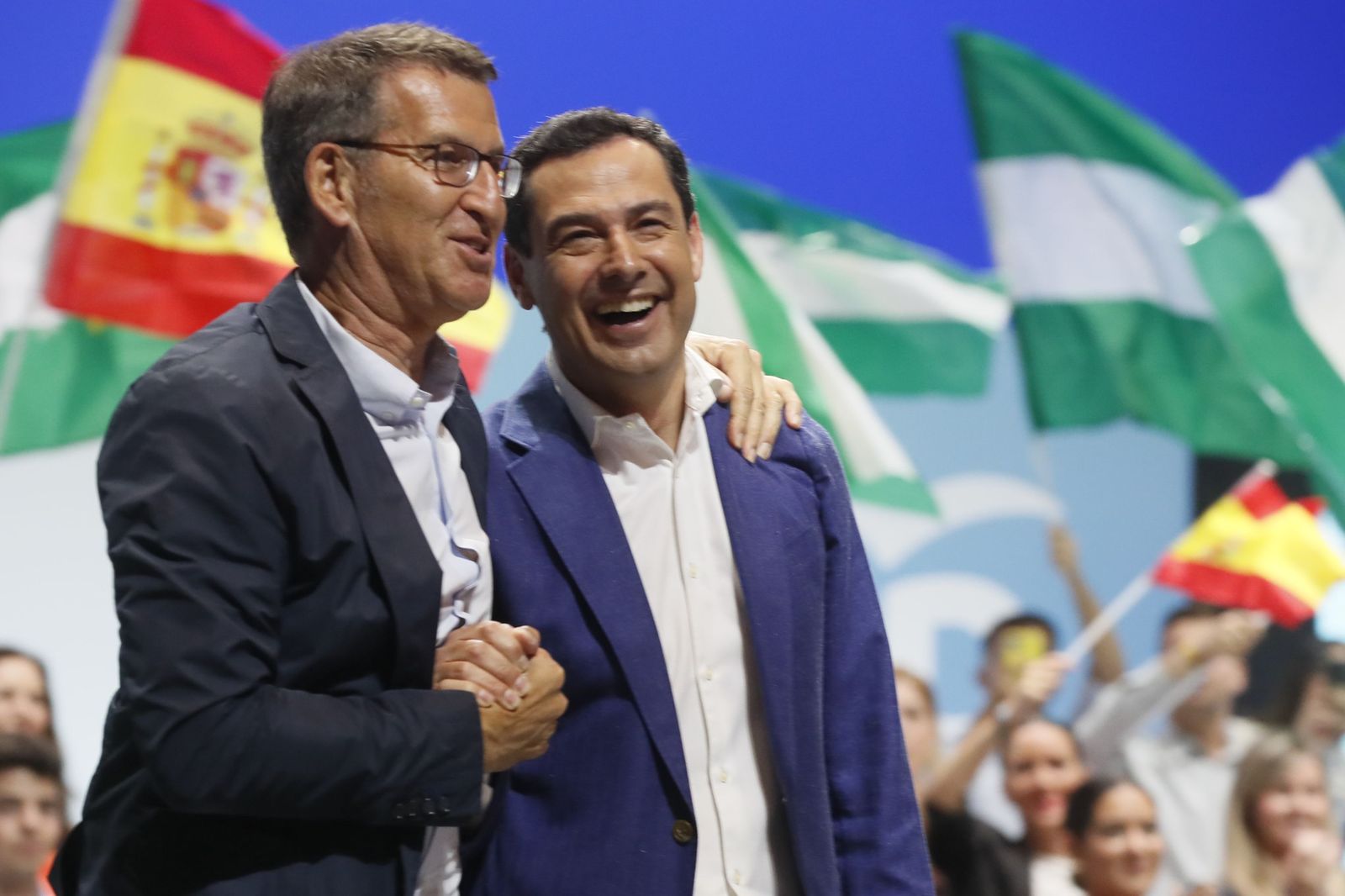 Alberto Núñez Feijóo  y Juanma Moreno, en un acto del PP.