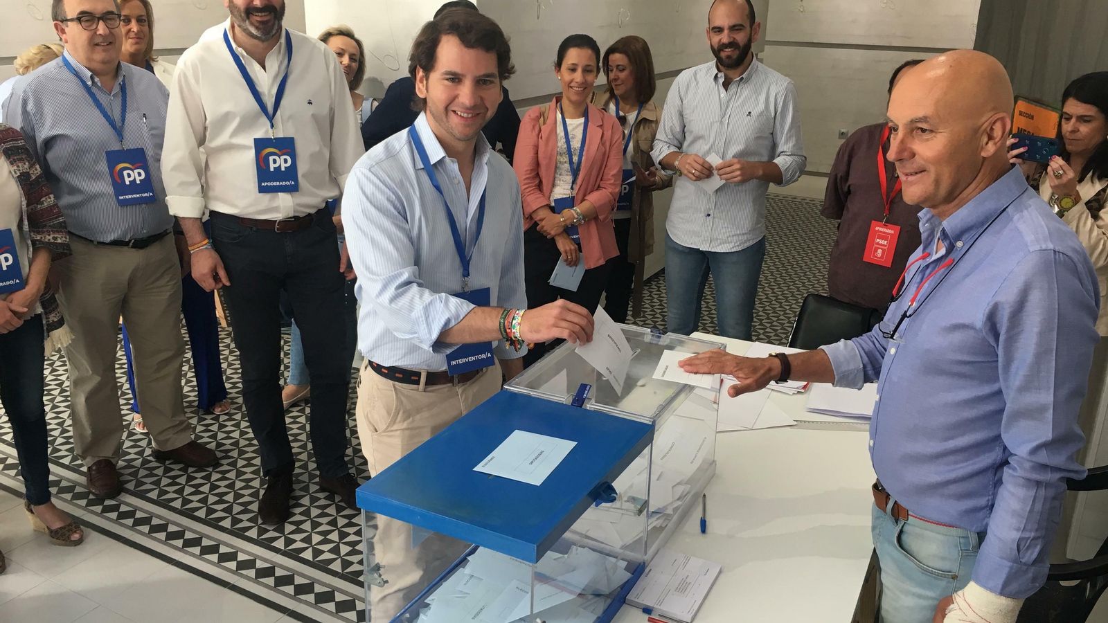El alcalde de Cabra, Fernando Priego, deposita su voto