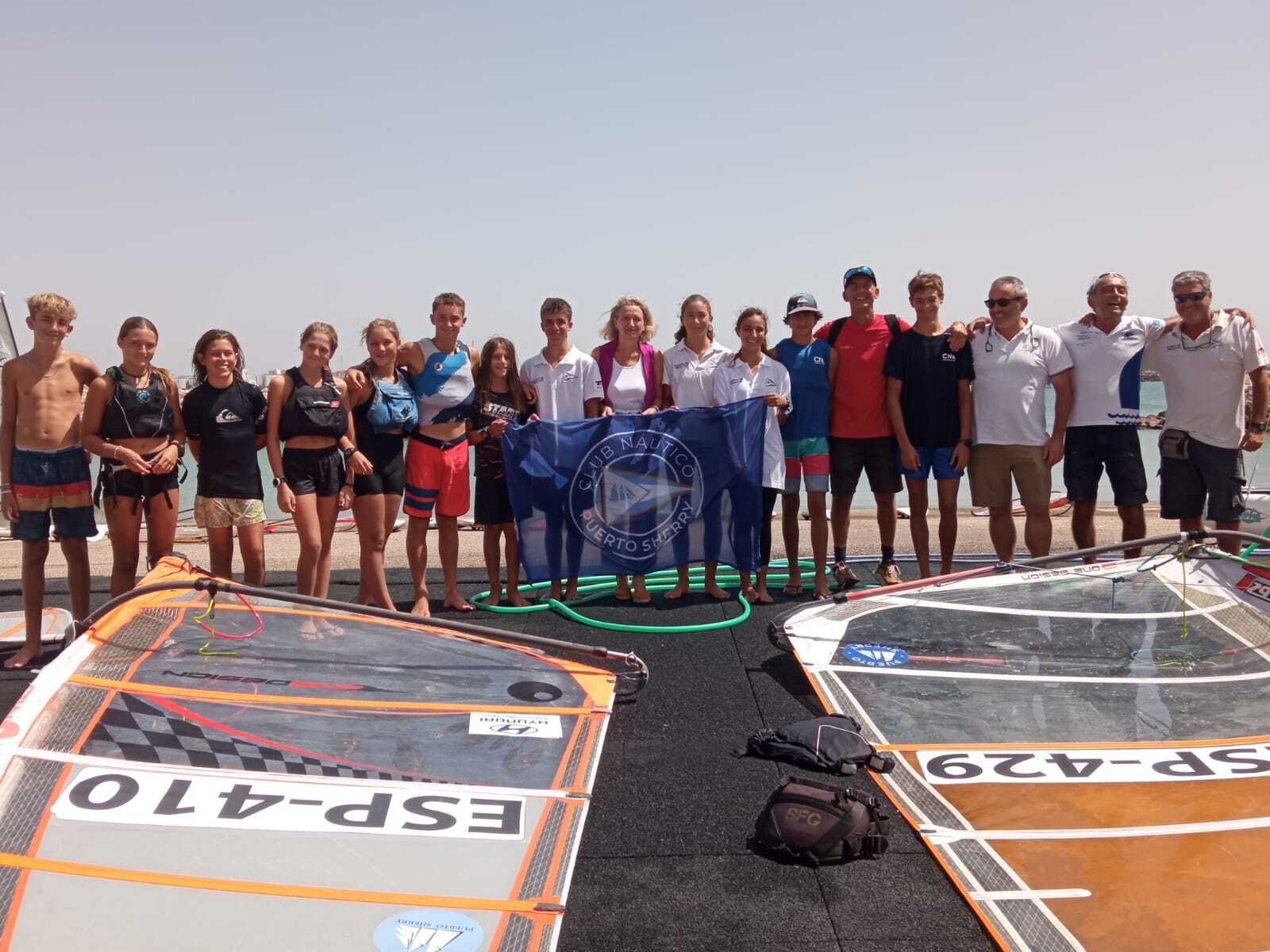 La edil Lola Campos, con los deportistas y entrenadores que acudirán al Campeonato Mundial de Windsurf.