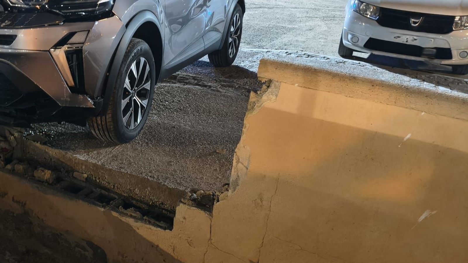 Desperfectos causados en el murete de Caño Herrera, en San Fernando