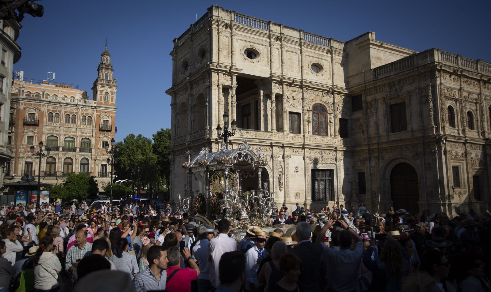 Salida de la Hermandad de Sevilla hacia El Rocío