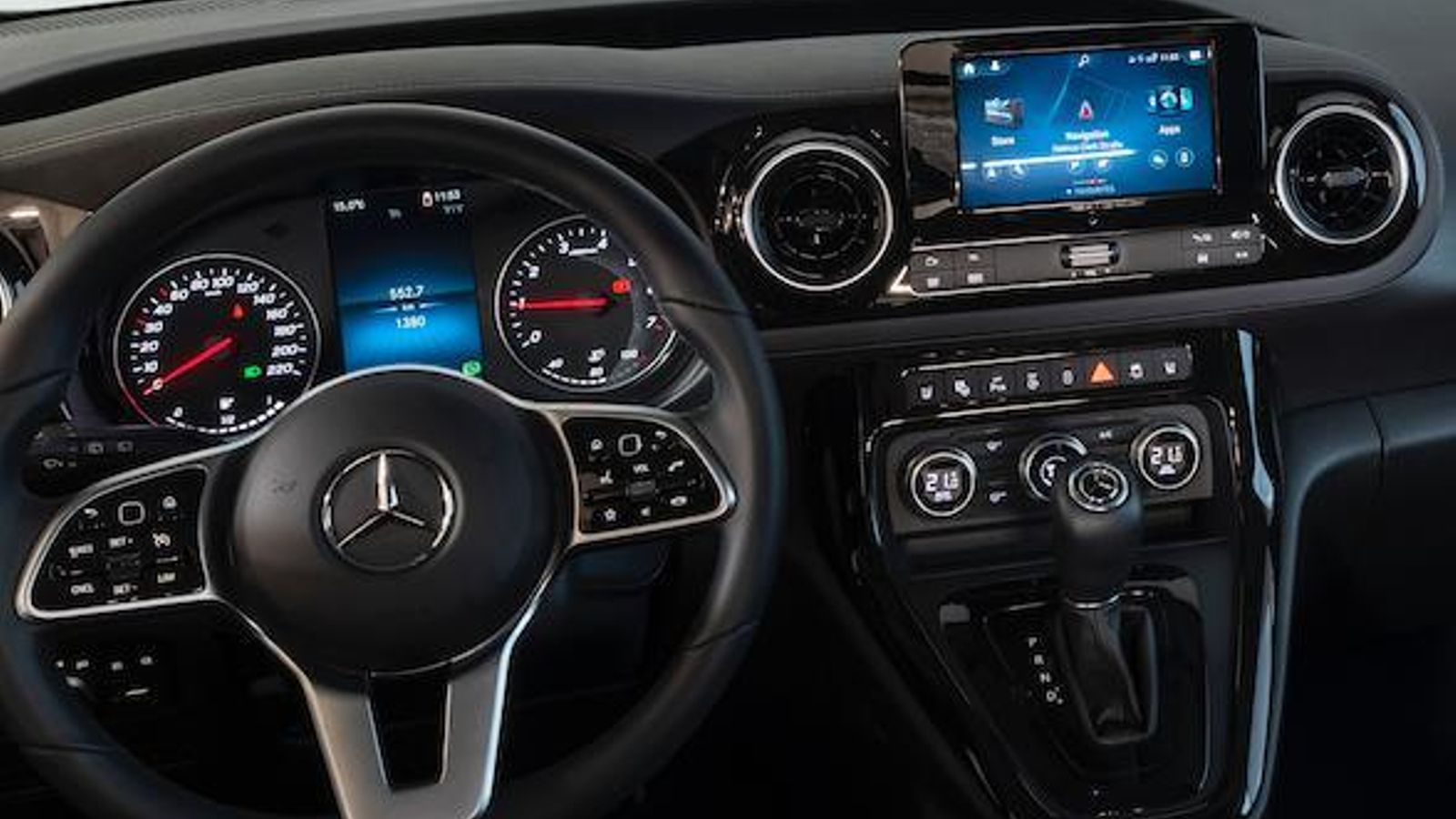 Los aireadores limitan el tamaño de la pantalla central. Mercedes mantiene mandos físicos para el climatizador, además de un volante con muchas funciones en sus radios.