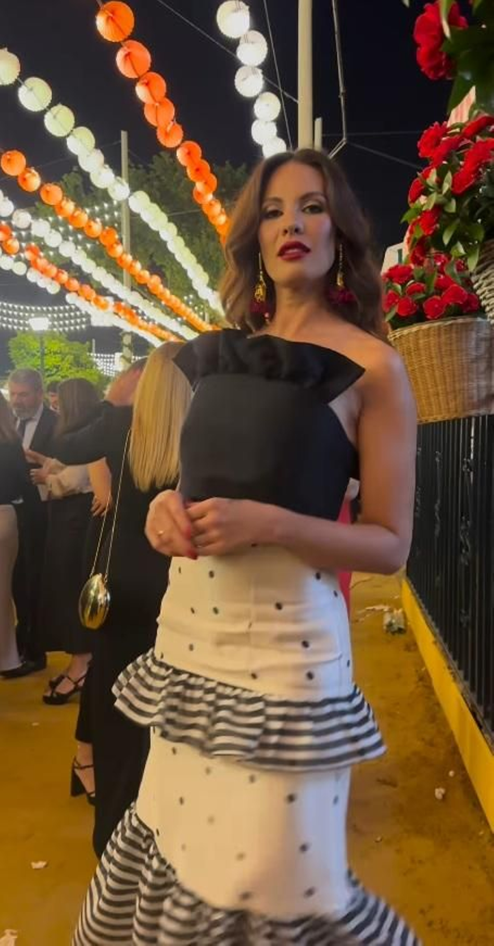 Jessica Bueno con look para la noche del pescaíto.