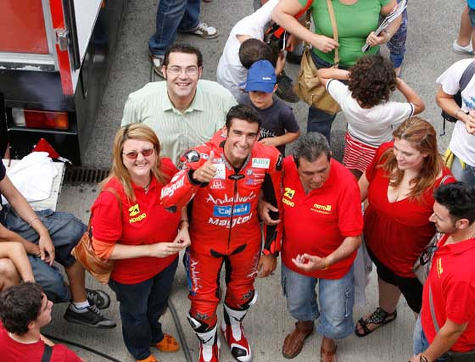 El piloto portuense Iván Moreno saluda a la cámara de PASCUAL tras acabar la carrera de Moto2 en cuarta posición. El gaditano, que estuvo acompañado de varios familiares, ascendió a la tercera posición después de que el británico Kev Coghlan fuese descalificado por irregularidades en su moto. 

Foto: Pascual
