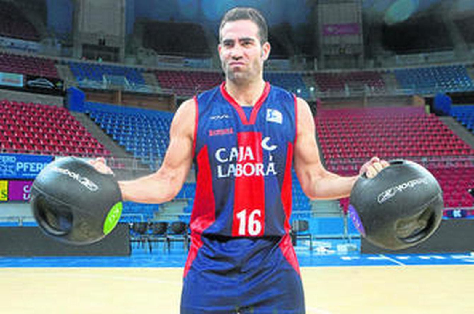 Cabezas posa en su presentación como jugador del Caja Laboral.