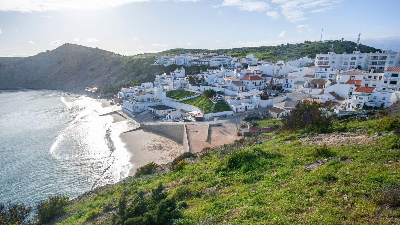Este es el 'Santorini' portugués y se encuentra a un salto de Huelva Este es el 'Santorini' portugués y se encuentra a un salto de Huelva