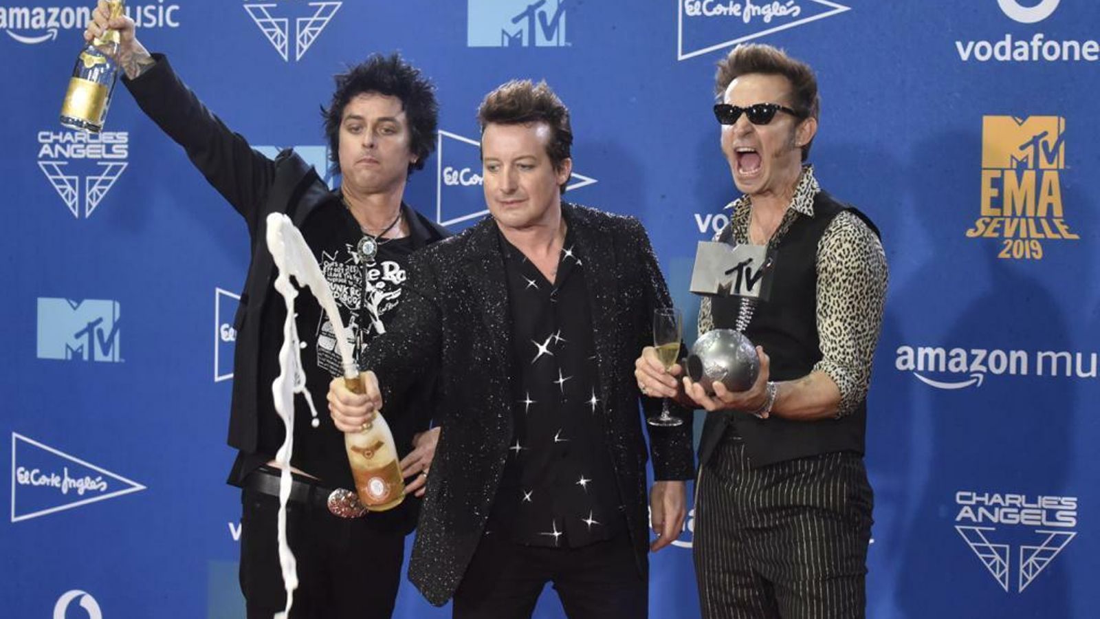 Los integrantes de Green Day, con el premio como Mejor Grupo de Rock.