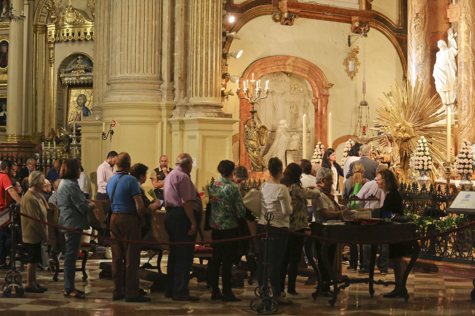 Colas de fieles, durante el besamano a la Virgen de la Victoria en la mañana de ayer.