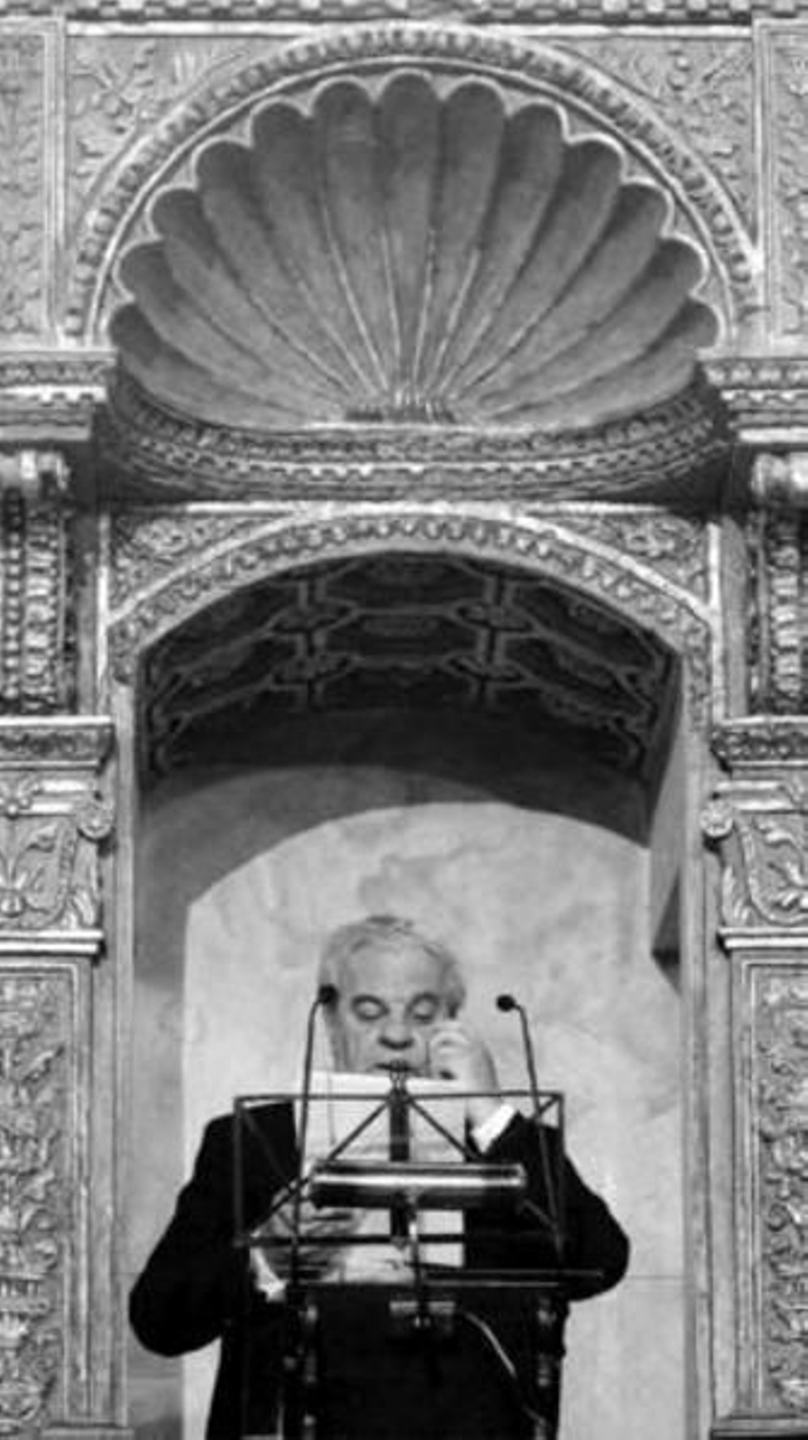 El premiado escritor, durante su discurso en el Paraninfo de la Universidad de Alcalá.