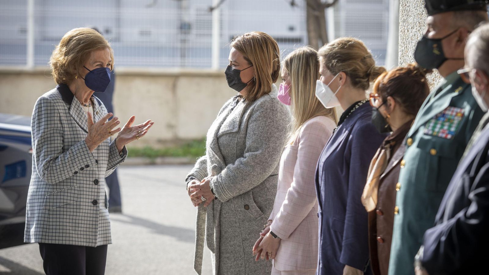 La Reina Sofía saluda a las autoridades a su llegada al Banco de Alimentos de Cádiz.