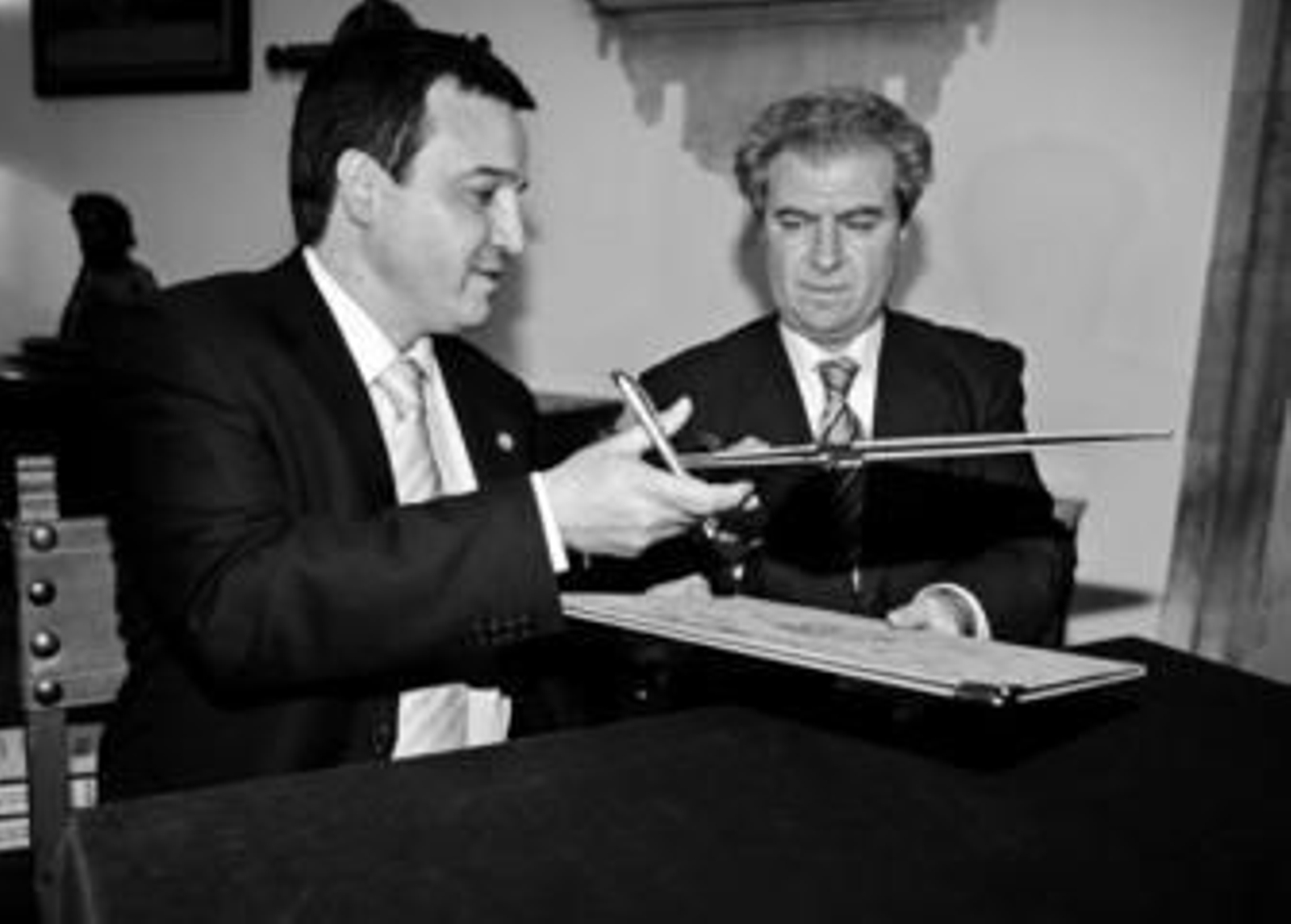 El rector de la Universidad de Salamanca recibe los documentos de manos del ministro de Cultura.