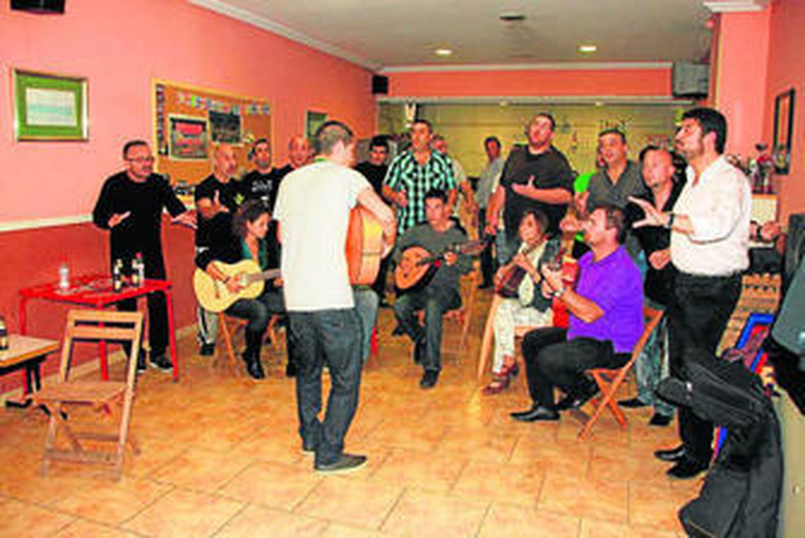Manuel Pecci frente al coro a pie en uno de sus ensayos para el Carnaval 2013.