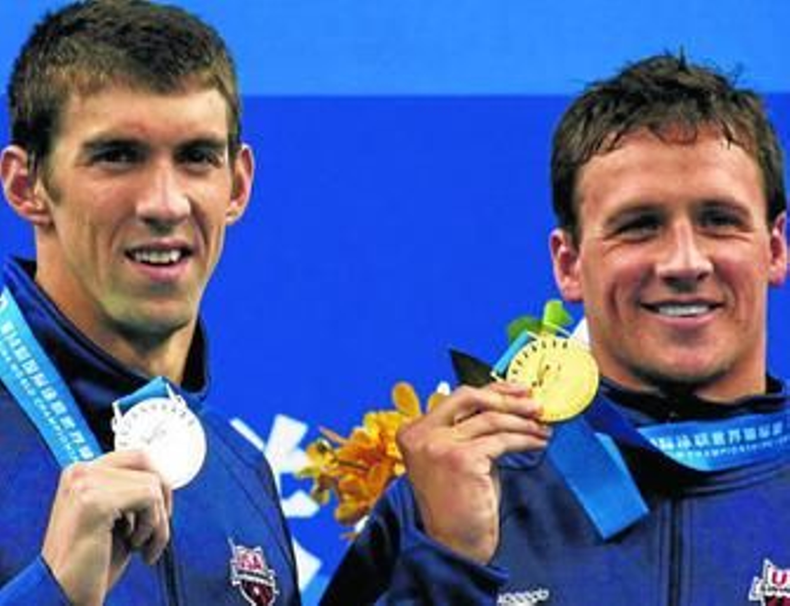 Michael Phelps y Ryan Lochte mostrando las medallas de plata y oro respectivamente
