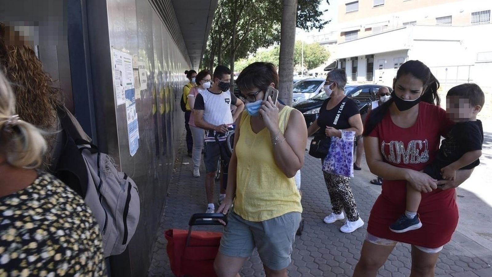 Las colas de pacientes esta semana en el centro de salud Alamillo, en la Macarena, recorrían toda una calle.
