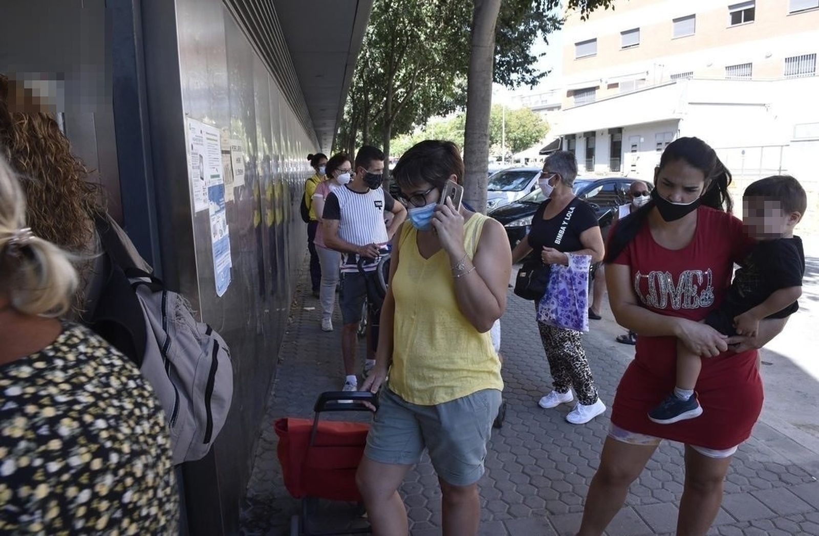 Las colas de pacientes esta semana en el centro de salud Alamillo, en la Macarena, recorrían toda una calle.