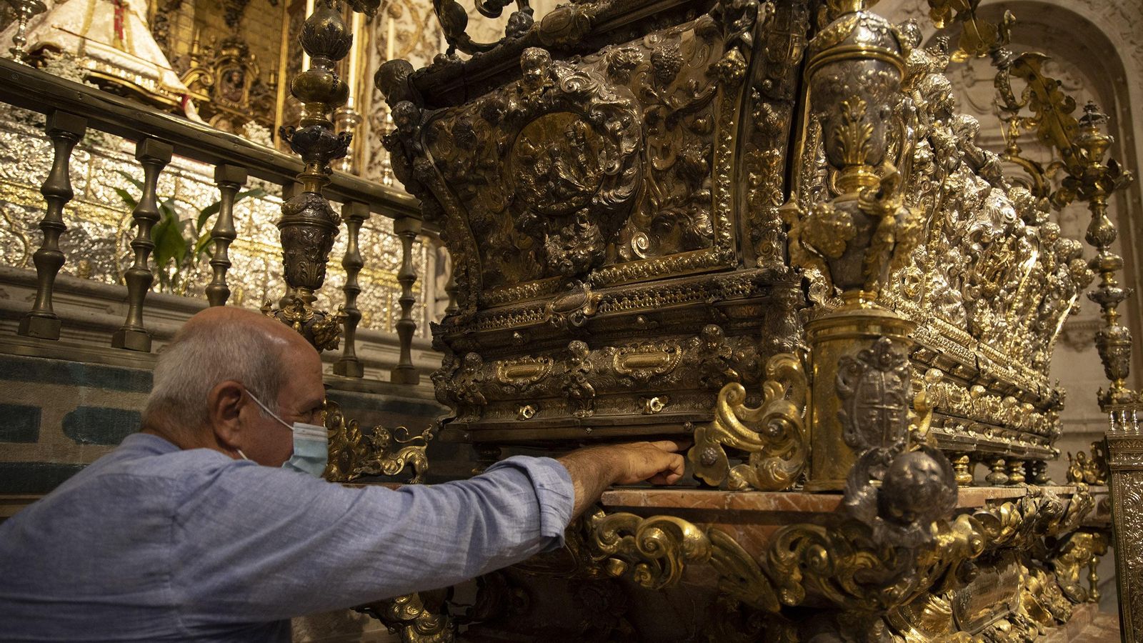 Lugar donde se introduce la sonda en la urna de San Fernando.