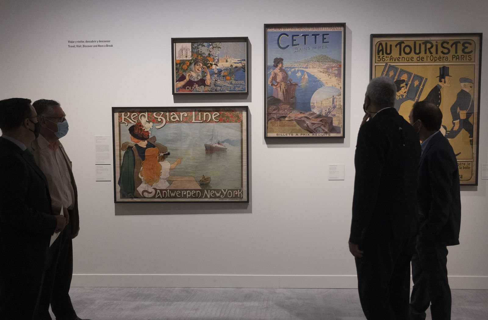 Algunos carteles incluidos en la exposición.