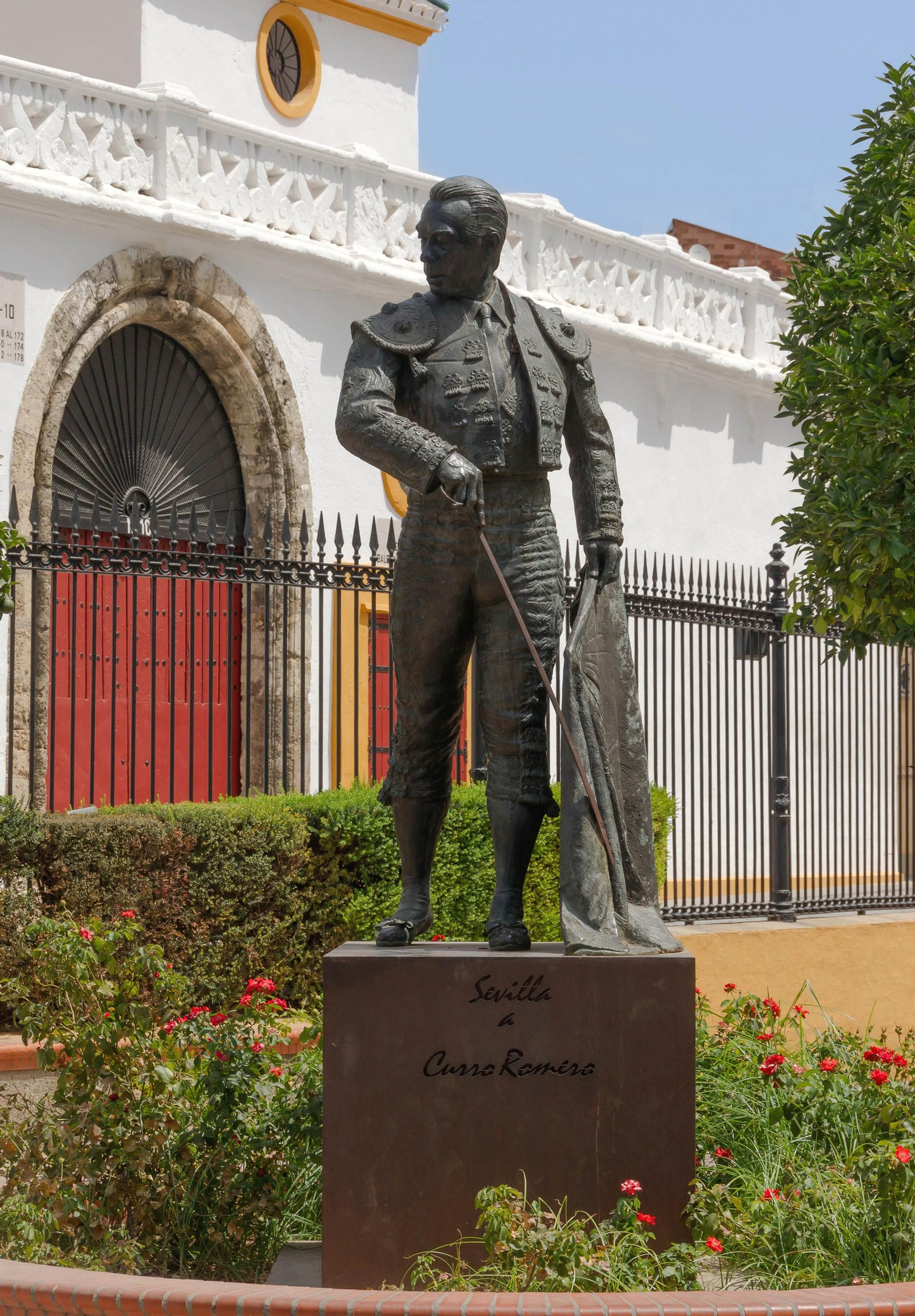 El monumento de Sebastián Santos se eleva junto a la plaza de la Maestranza desde 2001. El monumento de Sebastián Santos se eleva junto a la plaza de la Maestranza desde 2001.
