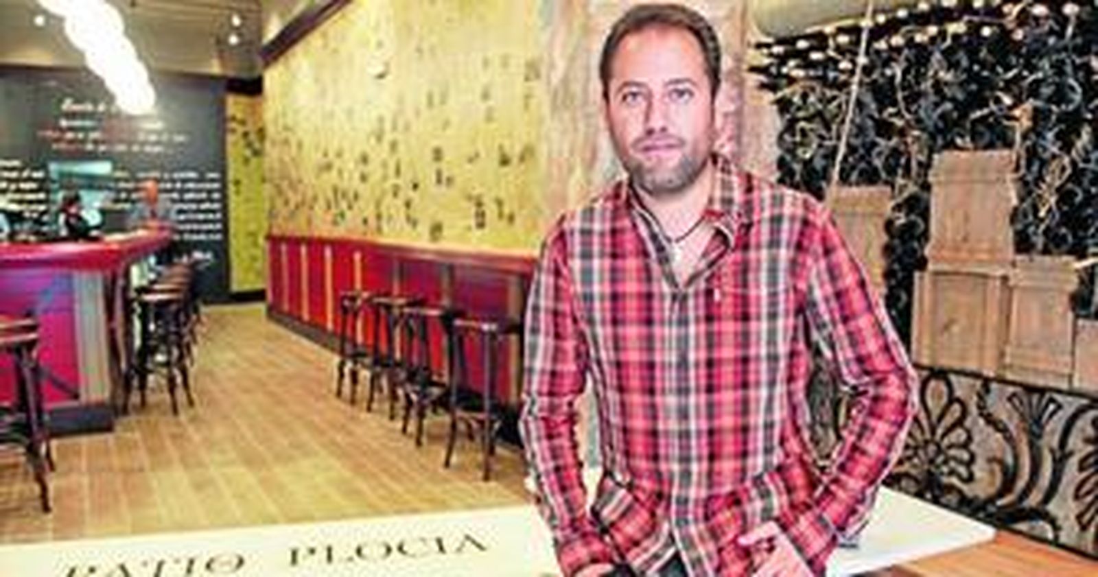 Antonio Clemente posa en el establecimiento Patio de Plocia poco antes de abrir.