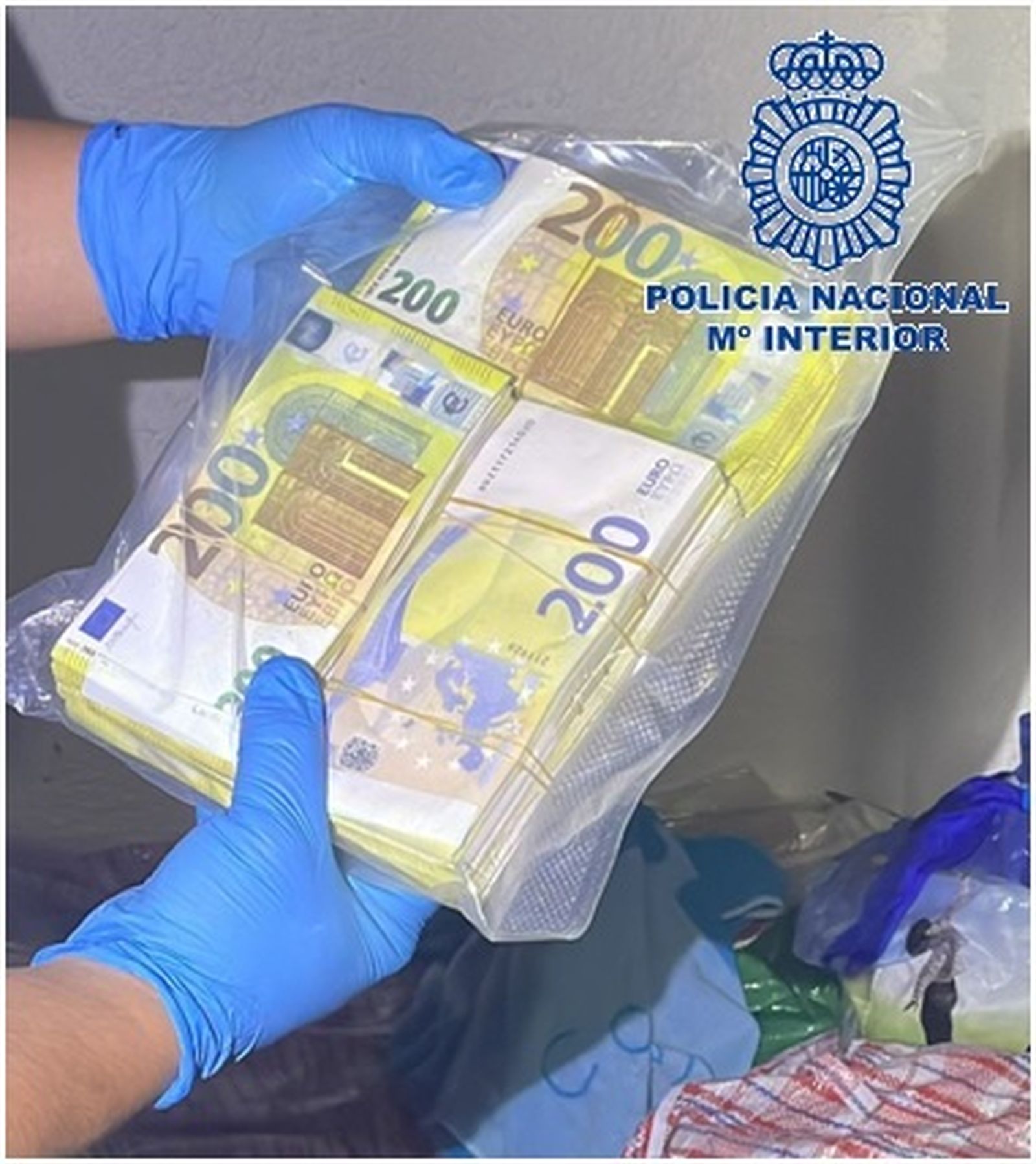 Dinero incautado en la operación policial.