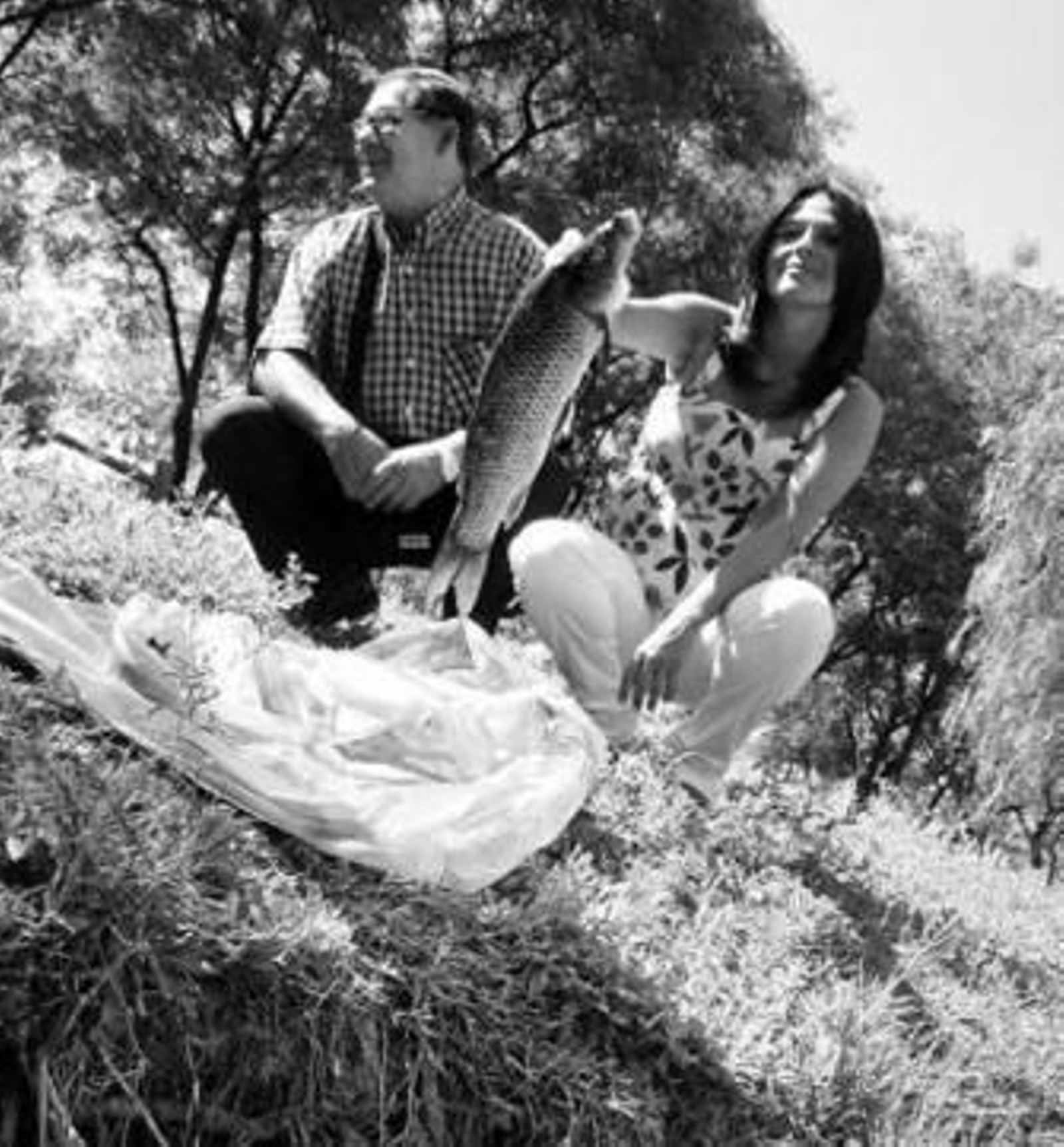 La concejal del PP Evelia Rincón muestra uno de los peces muertos.