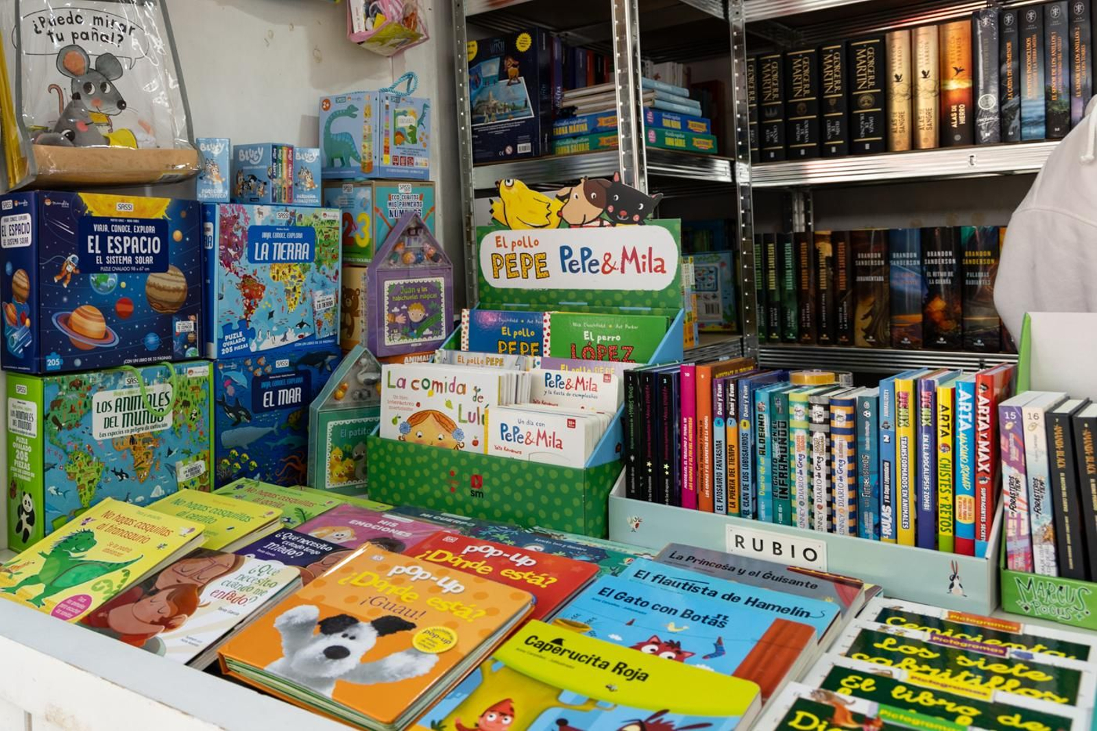 En cada puesto se pueden encontrar una amplia diversidad de títulos para público infantil y juvenil.