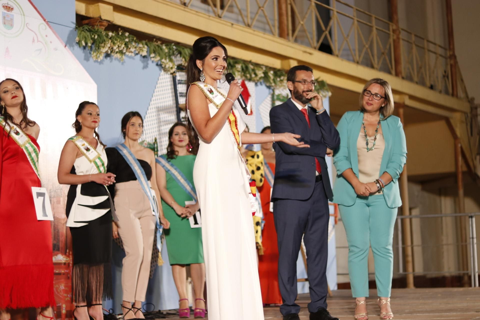 Carmen García se dirige al público tras ser elegida reina juvenil de la Feria 2019