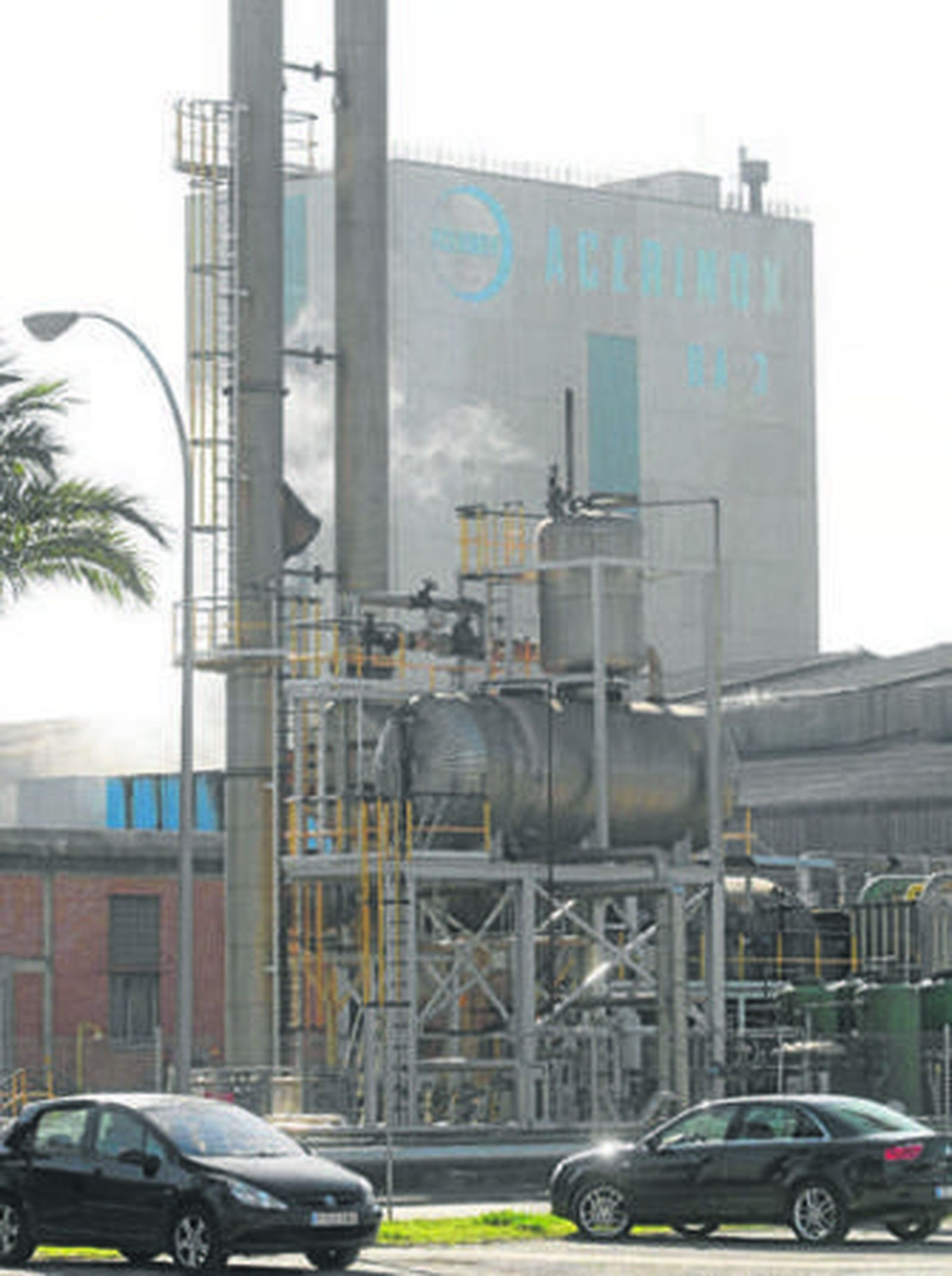 Imagen del exterior de varias unidades productivas de la factoría de Acerinox de Palmones.