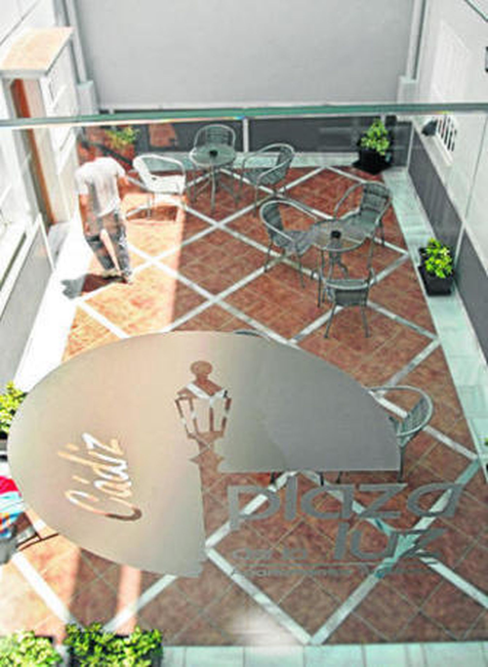 En la terraza y solarium que remata la finca se han habilitado algunas mesas y sillas para el descanso de los clientes.