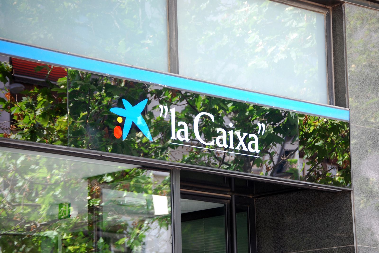 Oficina financiera de Caixabank en una calle de Madrid.